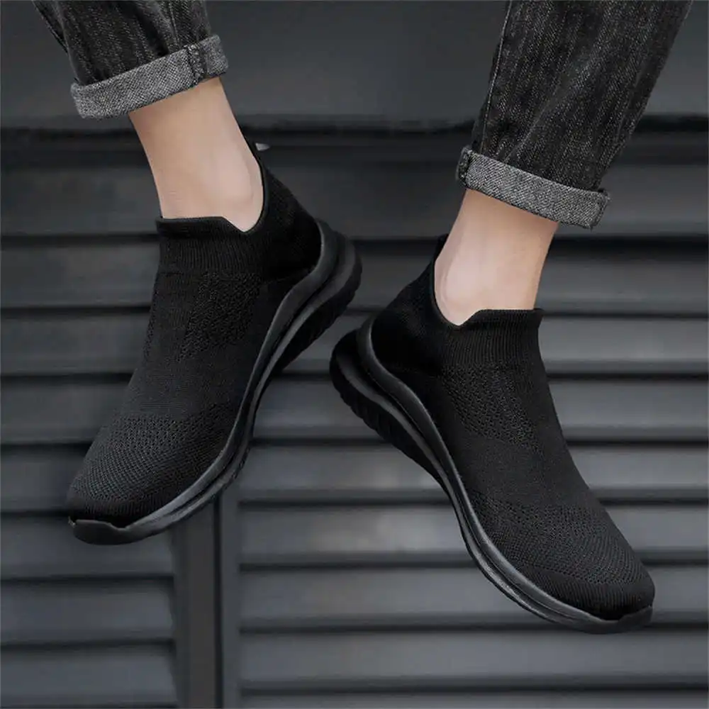 Vintage Fashion Collecting And Wearing Designer Classics - أحذية تنس جديدة ناعمة باللون البيج