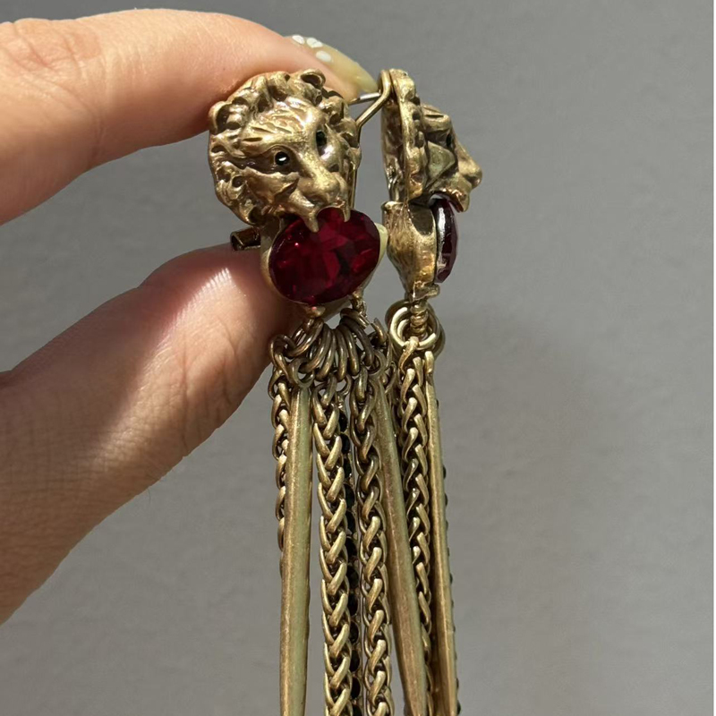 Vintage Fashion Jewelry Brands - أقراط طويلة بتصميم رأس أسد عتيق